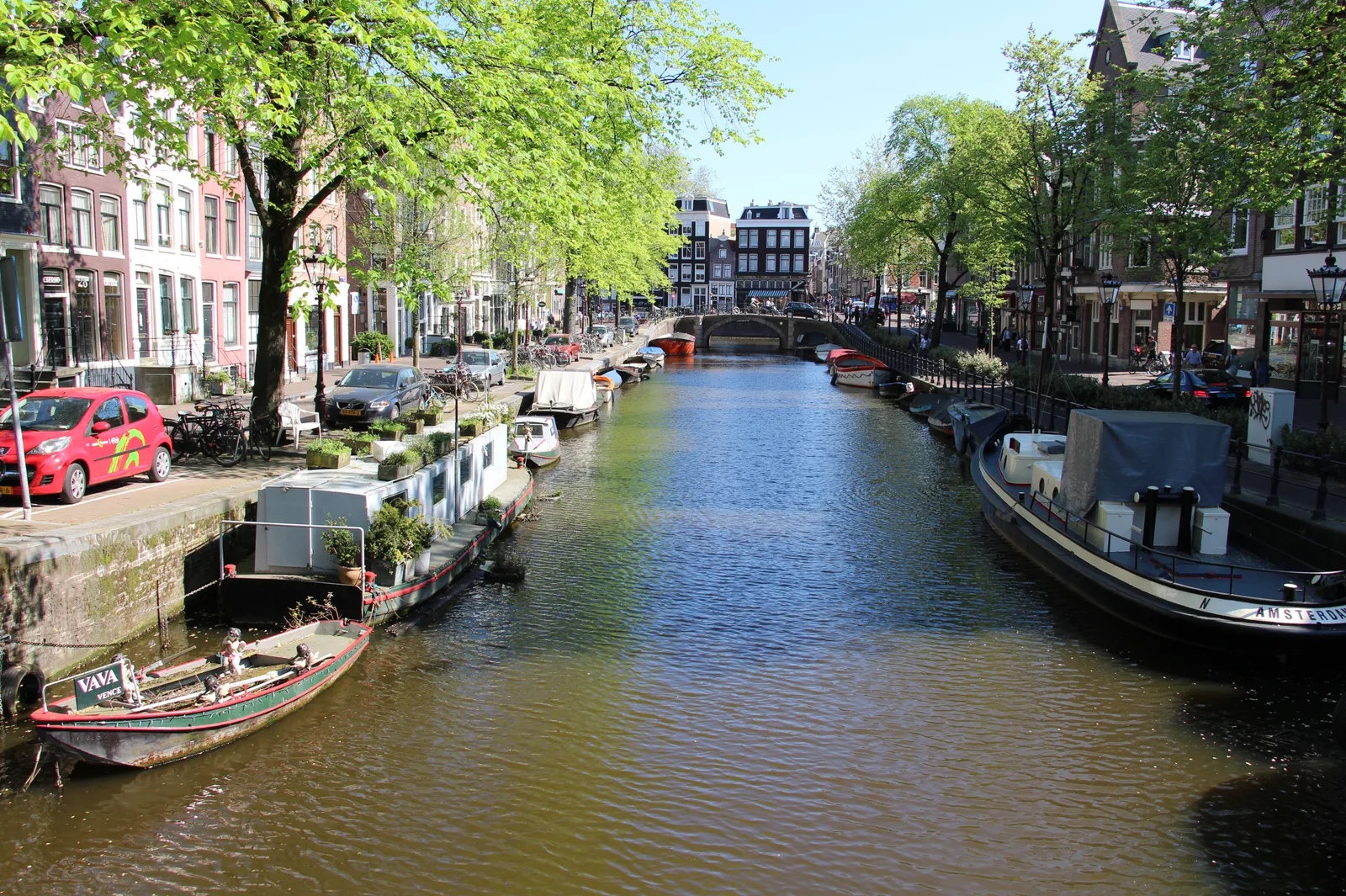 Spiegelkwartier streets and galleries in Amsterdam