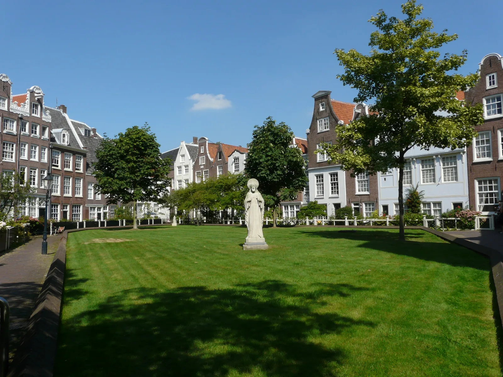 The quiet Begijnhof courtyard in Amsterdam