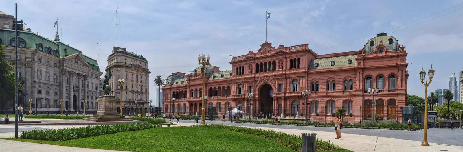 Plaza de Mayo panorama, used as the hero image for a 4-day Buenos Aires itinerary