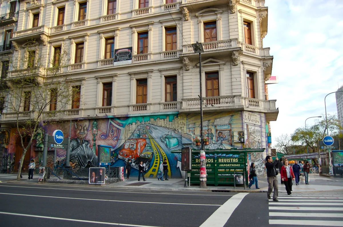 Avenida de Mayo and Avenida 9 de Julio in Buenos Aires