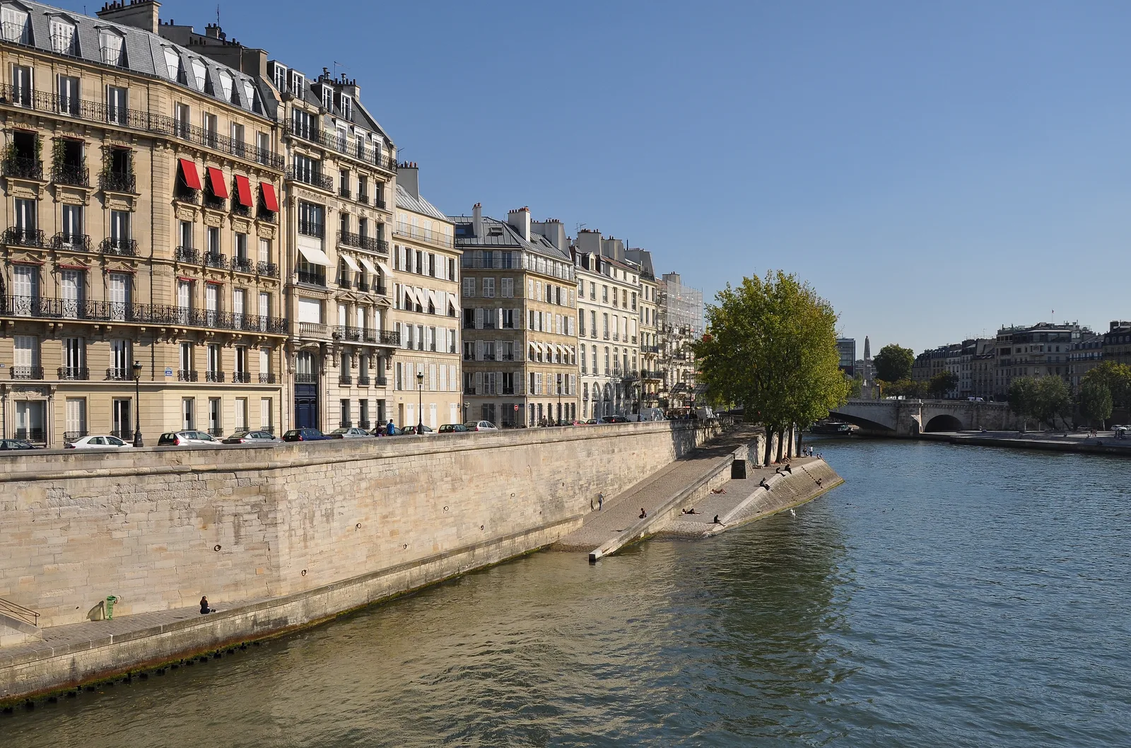Historic buildings and quiet streets on Île Saint-Louis in Paris